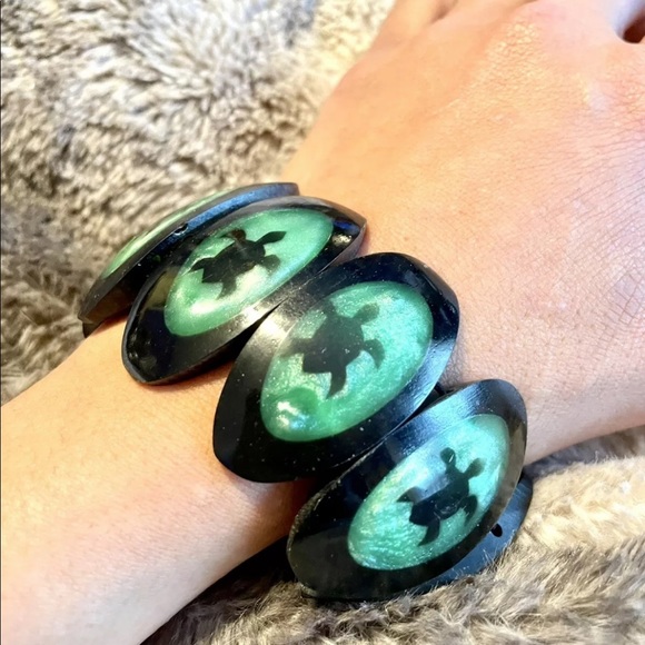 BLACK AQUA SEA TURTLE RESIN BEAD STRETCH BRACELET - Picture 11 of 12